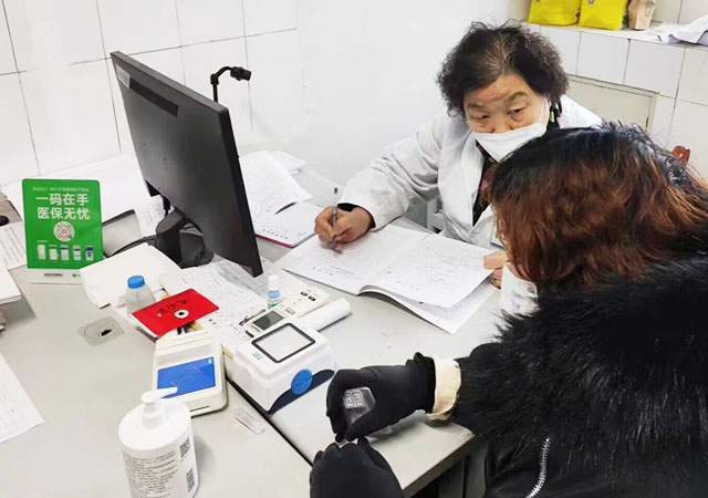 高新区残联、济南神康医院免费为遥墙社区精神残疾人发放药品